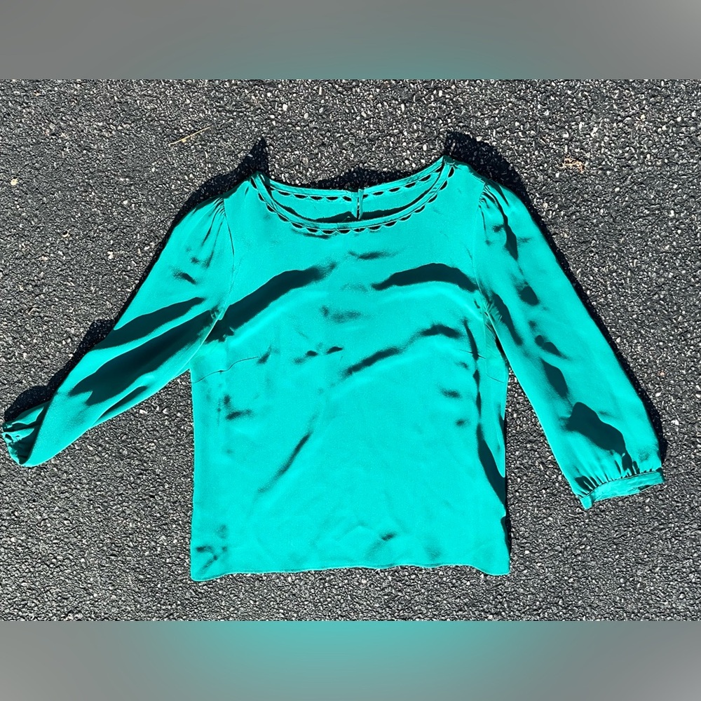 vibrant emerald green silk blouse 
Size M No Brand Tags